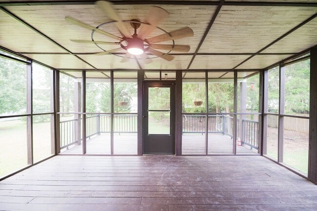 Building Photo - Spacious beautiful 5 bedroom 2.5 bath home...