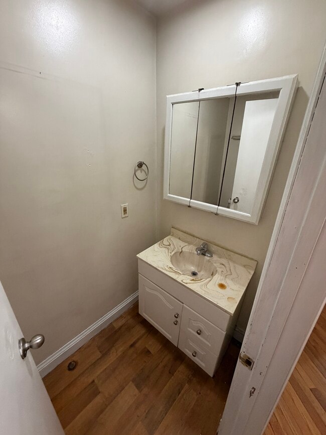 1/2 baño en planta principal - 3714 Stevens Ave