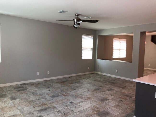 Building Photo - 125 E Chelsea Ln
