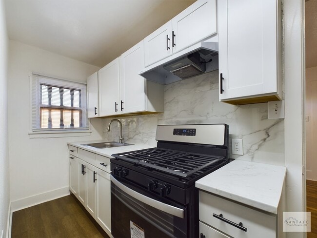Building Photo - Acequia Madre -452