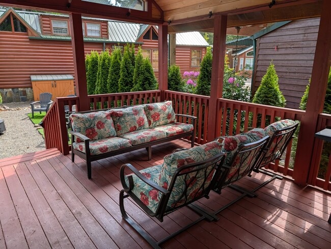Building Photo - Private 1 bed/1 bath Cabin in gated resort with view of Rainier