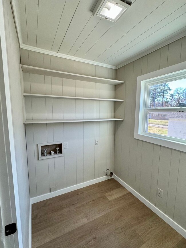 Building Photo - Beautifully Renovated Tiny Home!