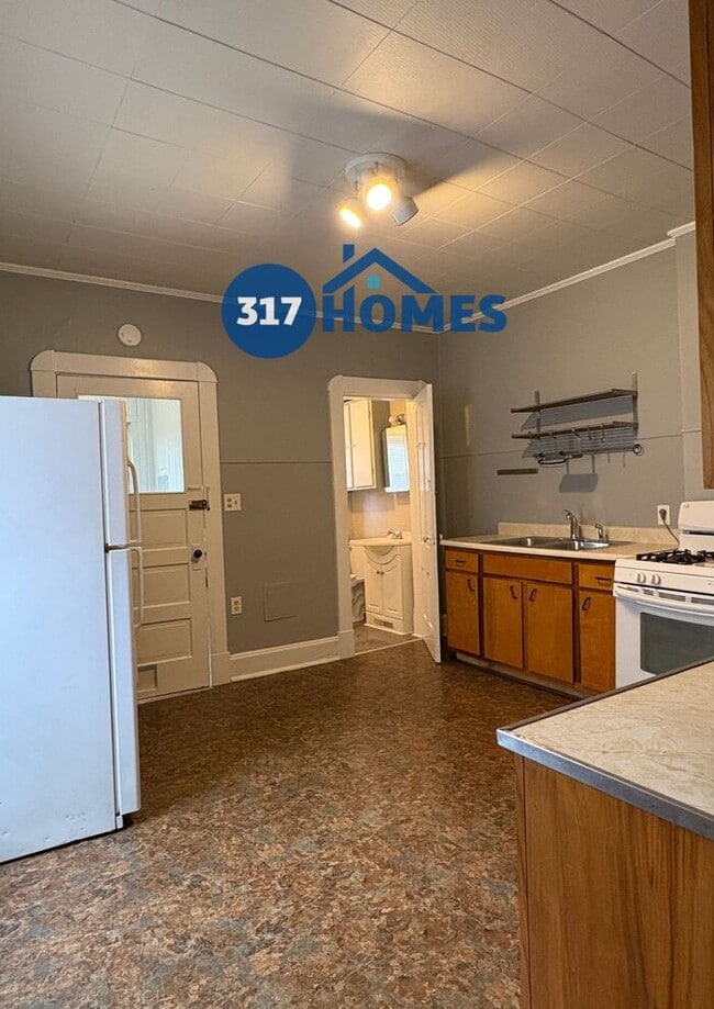 Building Photo - Lovely 2 Bedroom Duplex