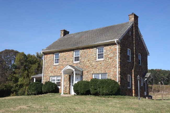 Building Photo - 1998 Hansens Mountain Rd