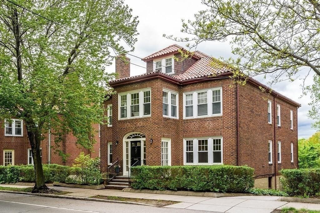 Primary Photo - 237 Winchester St