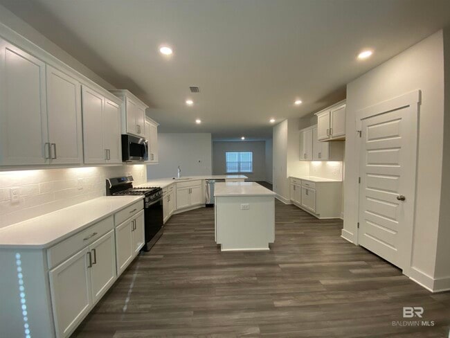 Building Photo - 510 Hardwood Ave