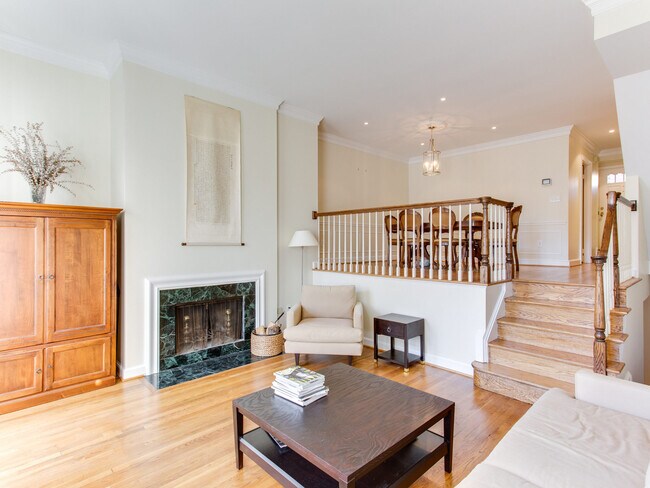 Foto del edificio - 4369 Westover Pl NW