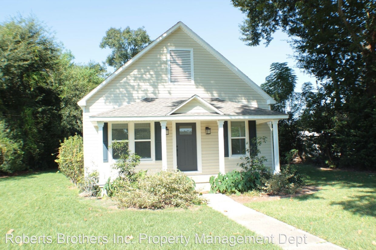 2 br, 1 bath House 207 NW 1st Street House Rental in Summerdale, AL