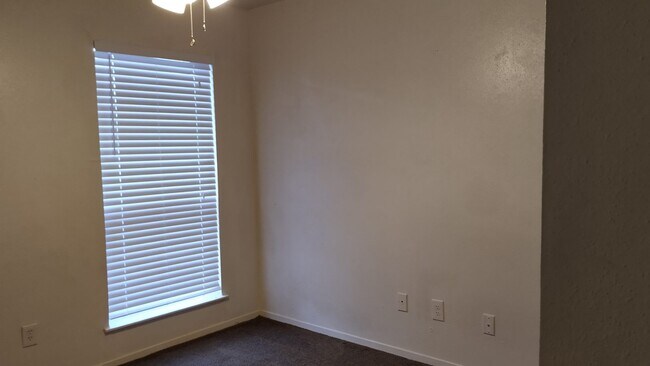 Foto del edificio - 16303 Lyons School Rd