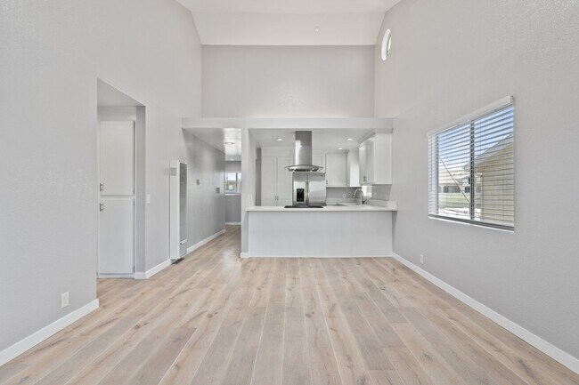 Building Photo - 1075 Gladys Avenue