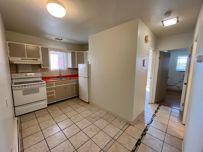 Building Photo - 237 Robinhood Ln