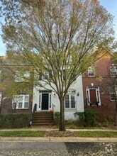 Building Photo - 614 Garden View Square