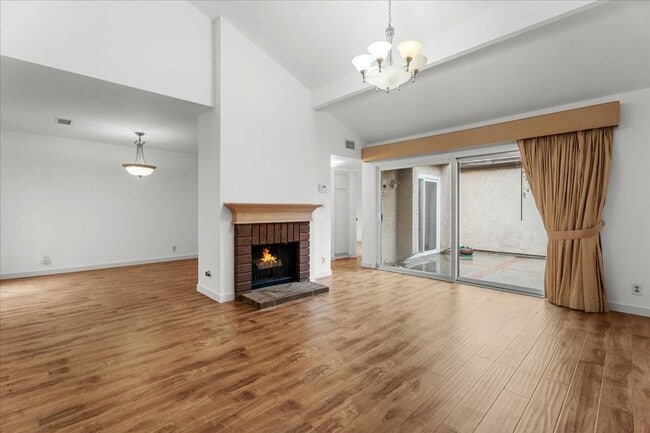 Foto del edificio - Private Street-Access Condo with Garage, Courtyard, Pool and Tennis