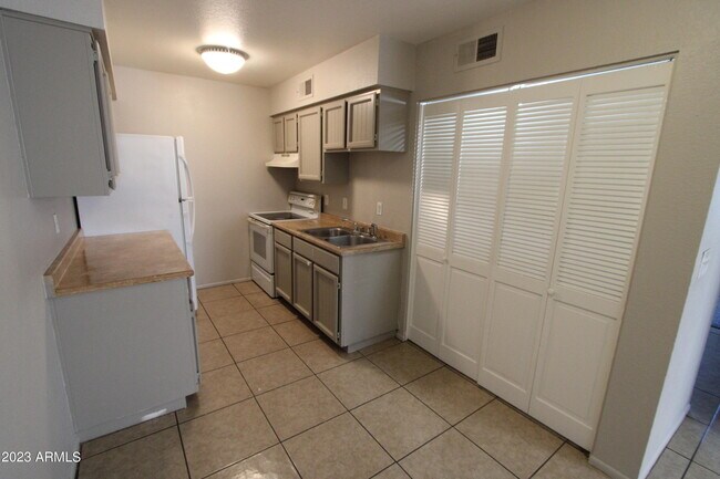 Building Photo - 145 S Doran