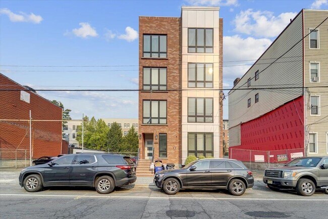 Building Photo - 626 Grand St
