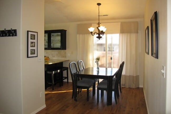 Building Photo - 444 Sunland Dr