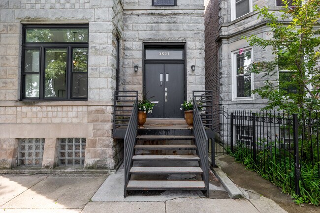 Foto del edificio - 3507 W Carroll Ave