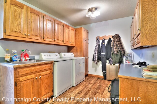 Building Photo - 3 br, 4 bath House - 5316 Trautlake Dr. S.