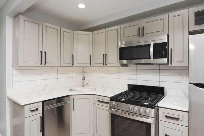 Building Photo - 7606 N Eastlake Terrace