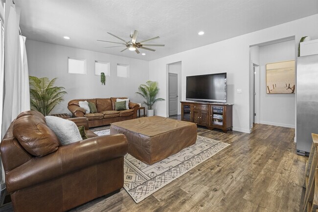 Building Photo - 2052 W Bella Ln