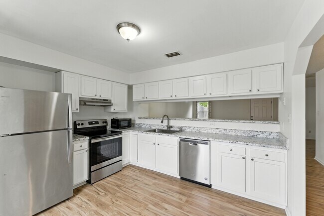 Building Photo - 1323 Longlac Rd