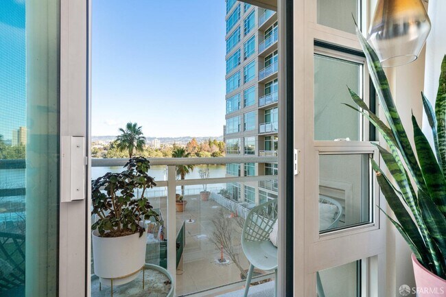 Foto del edificio - 1 Lakeside Dr