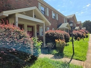 Building Photo - 1207 Green Oaks Ln