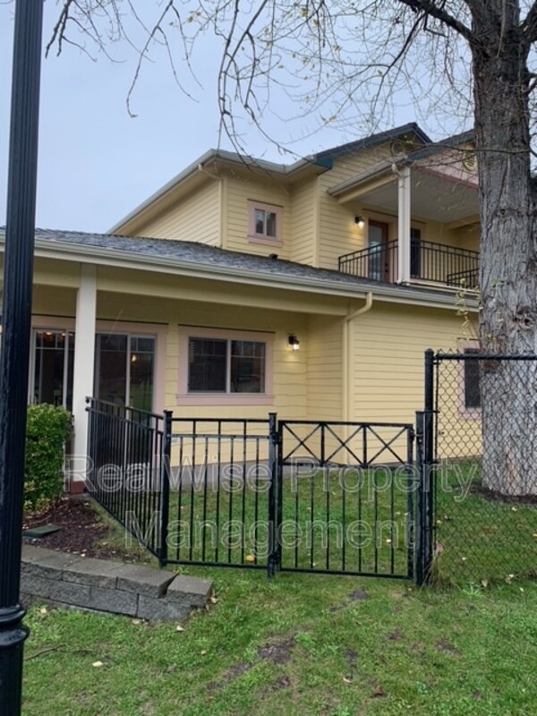 Building Photo - 1785 SE Hill Park Pl