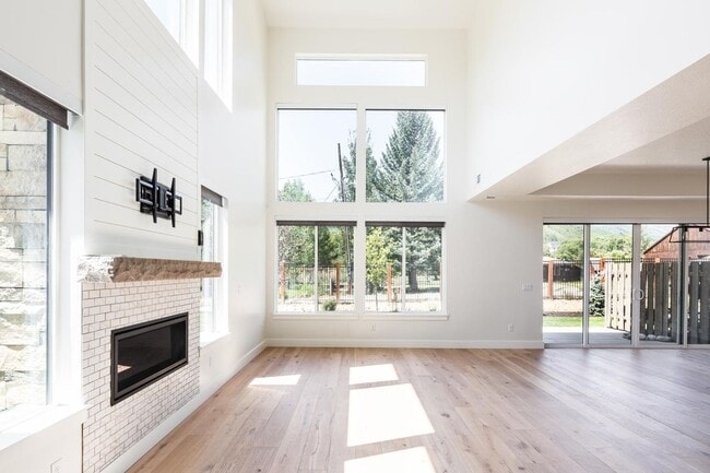 Building Photo - Luxurious Lodges Snake Creek Townhome in S...