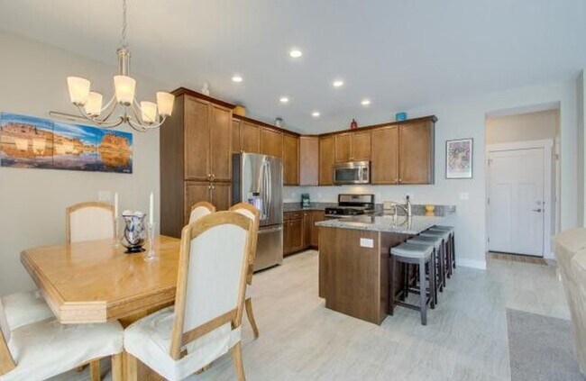 Foto del edificio - 461 Windy Garden Ln