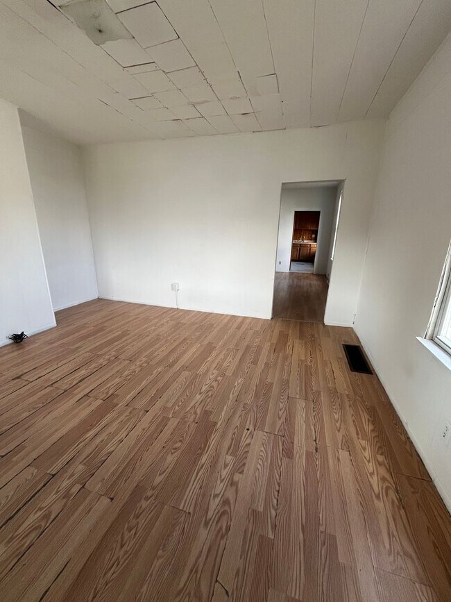 Foto del edificio - 2029 Commercial Ave