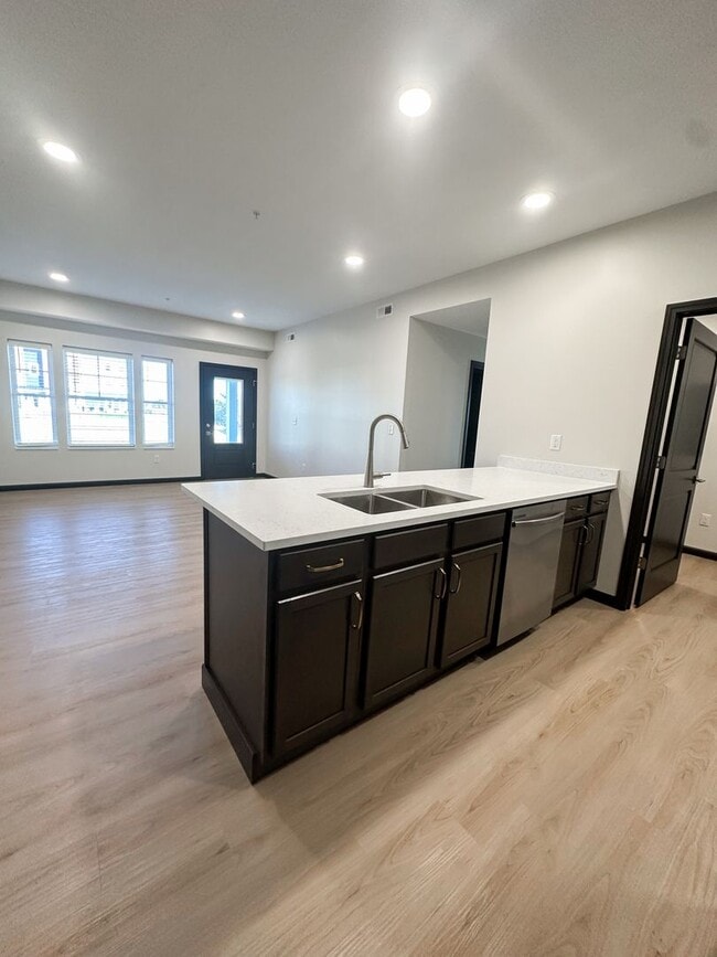 Building Photo - Beautiful 2 Bed, 2 Bath Apartment in PRIME location!  Furnished & Unfurnished Options Available!