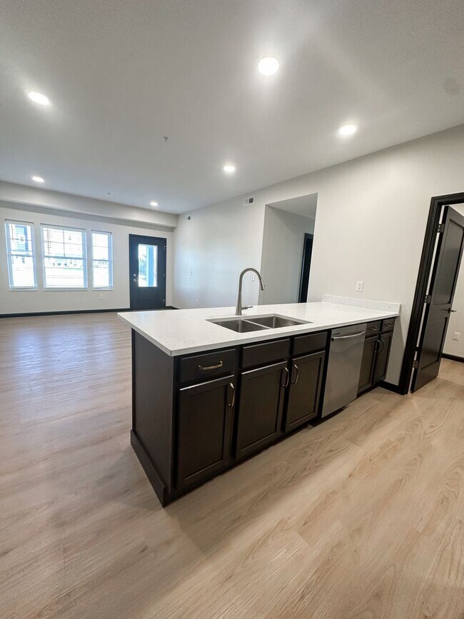 Building Photo - Beautiful 2 Bed, 2 Bath Apartment in PRIME location!  Furnished & Unfurnished Options Available!