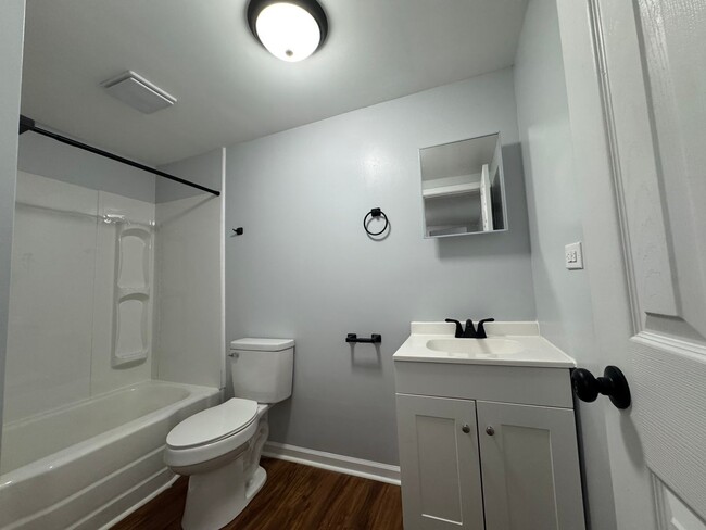 Building Photo - Remodeled 2 bedroom/ 2 bath home