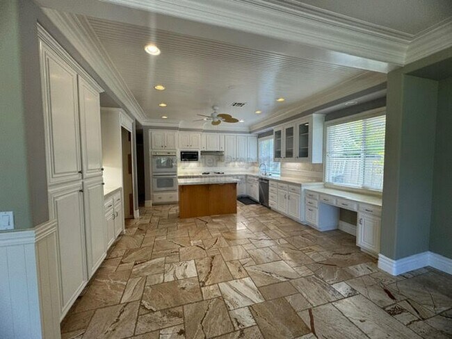 Building Photo - Spacious (5+bed/3bath) Family Home with Hu...