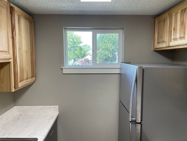 Foto del edificio - Brand new remodel - top floor 2 bedroom wi...