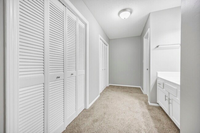 Foto del edificio - Landmark Woods Apartments