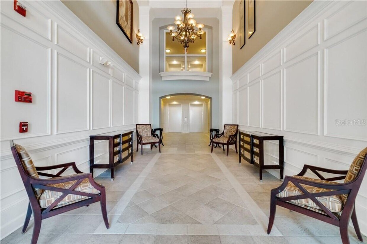 Foto principal - Beautiful WATERFRONT 3 bedrooms Condo located in MetroWest with ELEVATOR! Rare find!