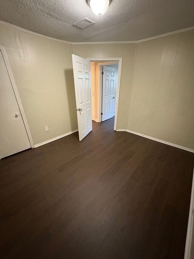 Foto del edificio - Charming 3-Bedroom Home  - S. Memphis - Op...