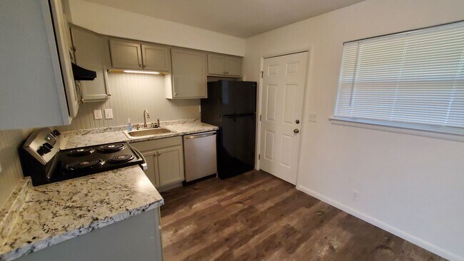 Building Photo - 2018 Cherokee Ln