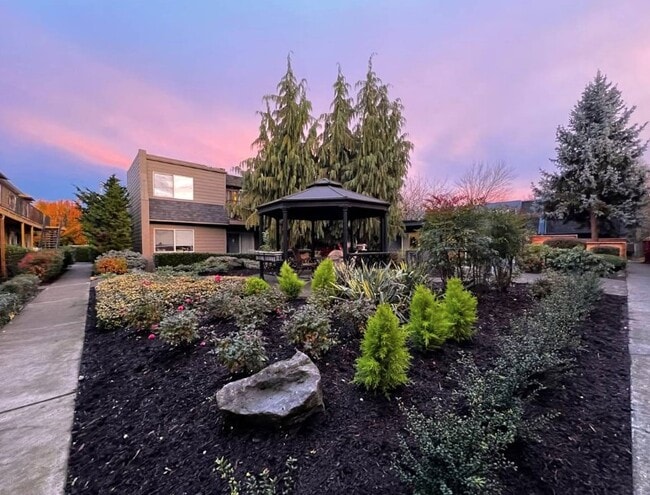 Building Photo - 3057 SE 20th Ave