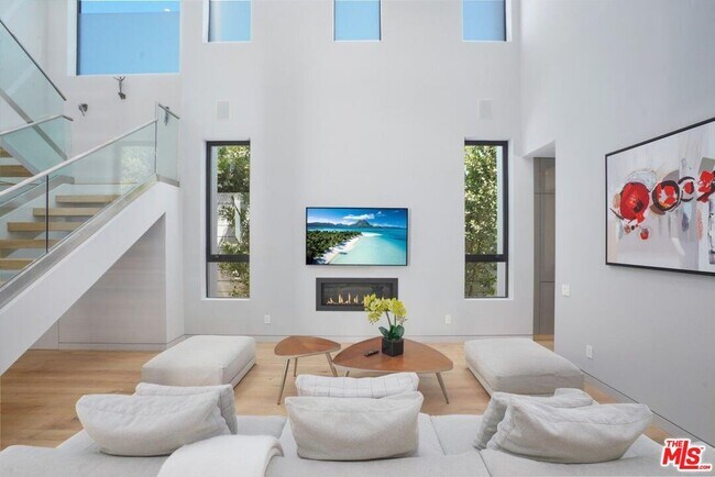 Building Photo - 534 N La Jolla Ave