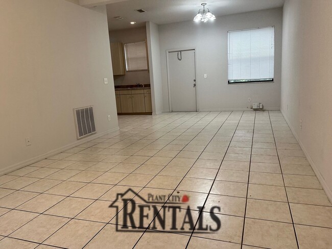 Building Photo - 3/2.5 RARE TOWNHOME NEW PAINT & CARPET