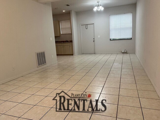 Foto del edificio - 3/2.5 RARE TOWNHOME NEW PAINT & CARPET