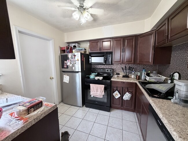 Foto del edificio - 3327 Lakecrest Rd