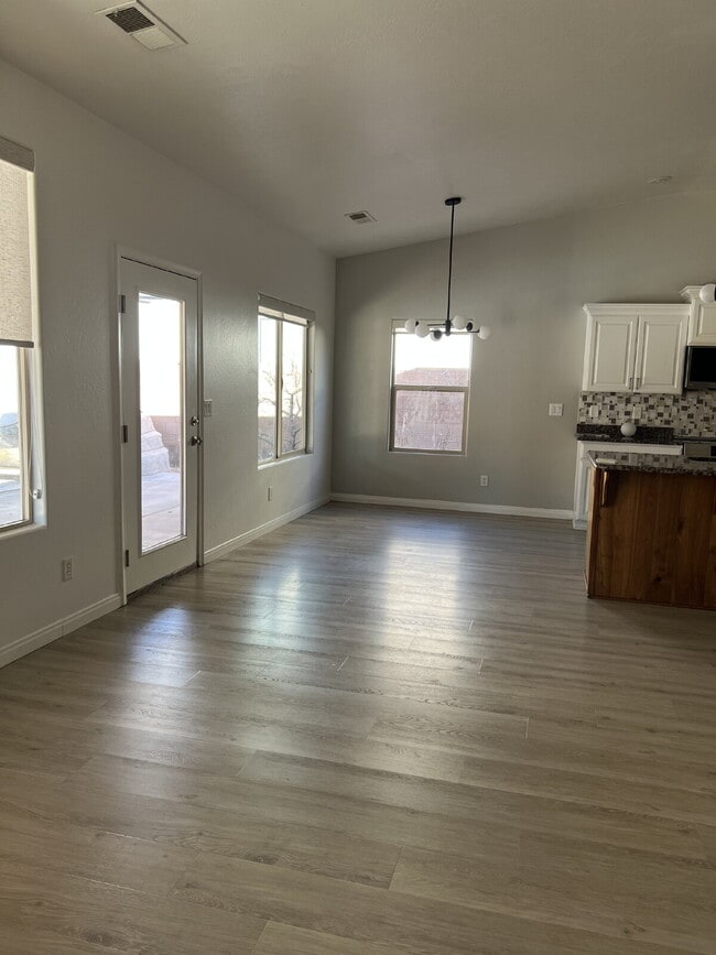 Building Photo - "Spacious 5-Bedroom Oasis with 3 Full Baths in Beautiful St. George – 2,998 Sq. Ft. of Comfort!"