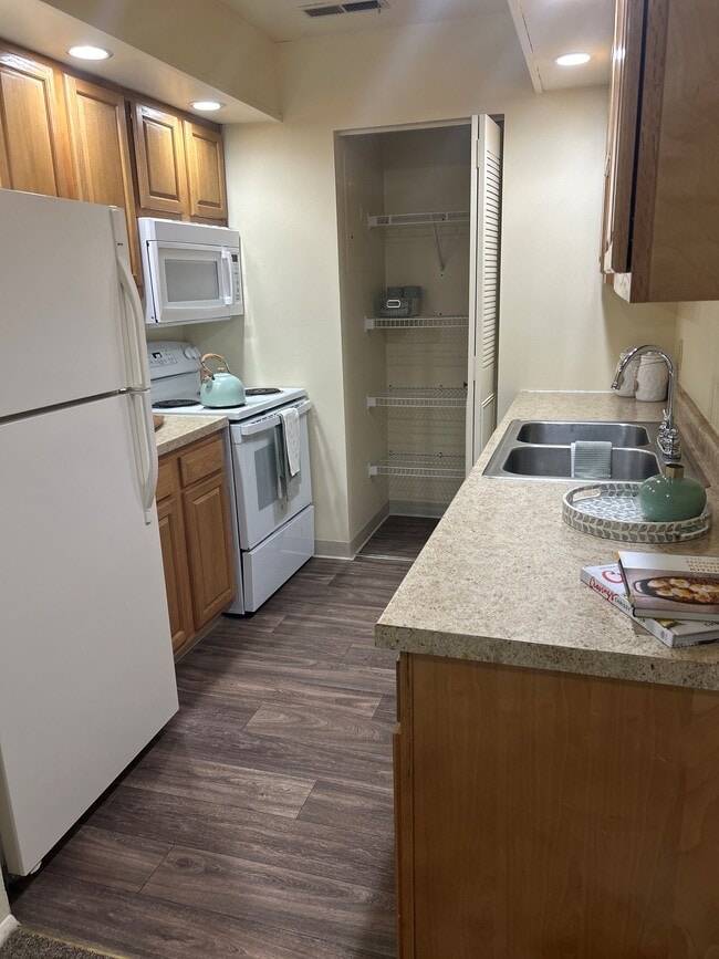 The Pinnacle - Kitchen - Autumn Creek Apartment Homes