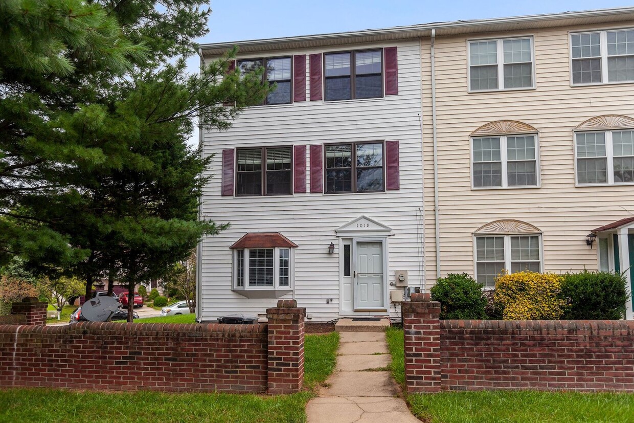 Foto principal - 4 Bed 2.5 Bath - Silver Spring Townhome - ...
