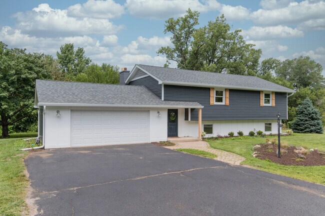 Building Photo - 1320 Valley Ct