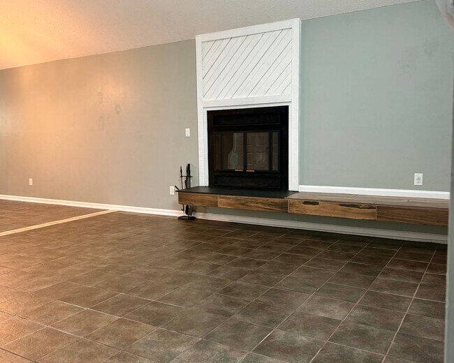 Building Photo - Cute 3 bed 2 bath in central location READ...